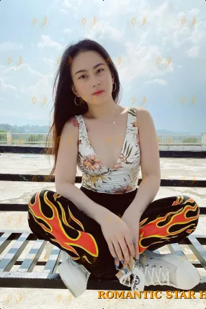 June photo 2, asian, slim, black hair, 164 cm, 49 kg, Medium bust, Hong Kong